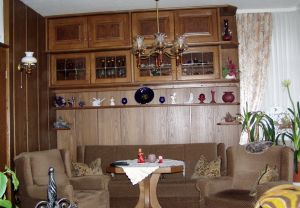 Wohnzimmer mit Schrankwand und Tisch in Ulme/Rster