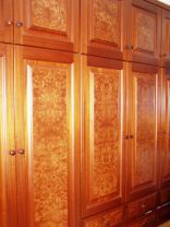 Kleiderschrank Front Mahagonie massiv mit Rster Wurzelfllung